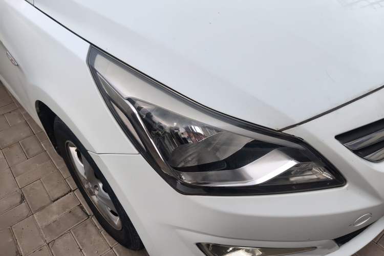 Used Hyundai Verna (older generation) 2016 1.4L Manual Smart GLS Trim Right Front Headlight