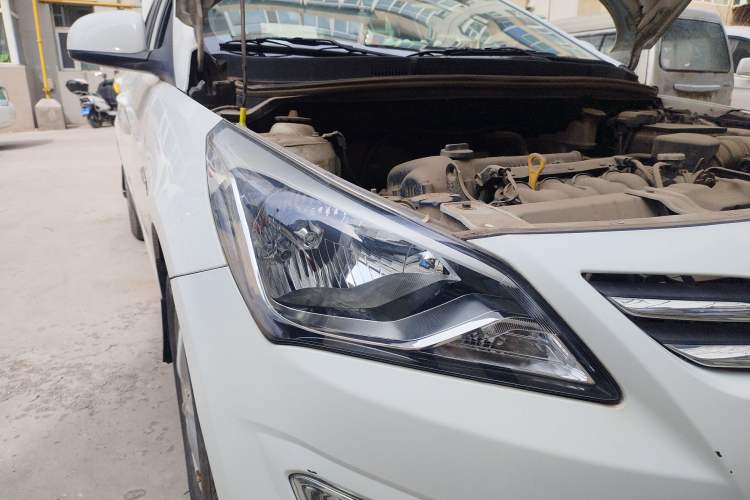 Used Hyundai Verna (older generation) 2016 1.4L Manual Smart GLS Trim Right Front Headlight
