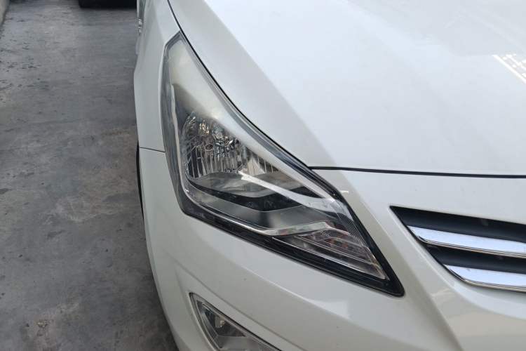 Used Hyundai Verna (older generation) 2016 1.4L Manual Smart GLS Trim Right Front Headlight