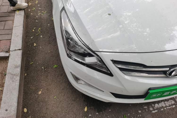 Used Hyundai Verna (older generation) 2016 1.4L Manual Smart GLS Trim Right Front Headlight