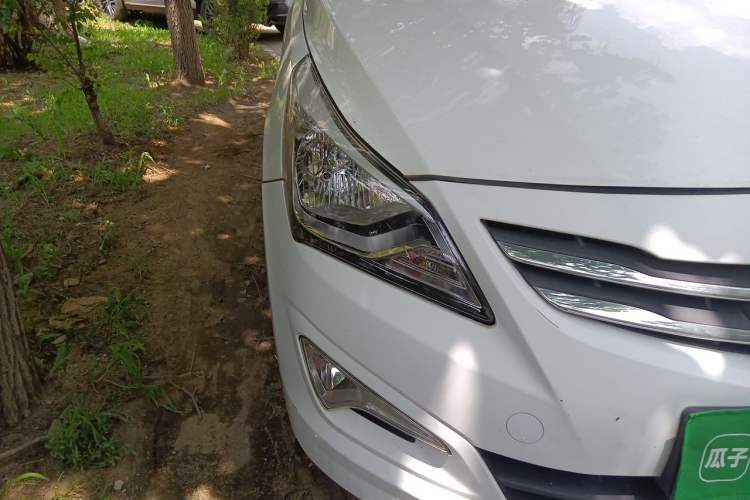 Used Hyundai Verna (older generation) 2016 1.4L Automatic Smart GLS Right Front Headlight