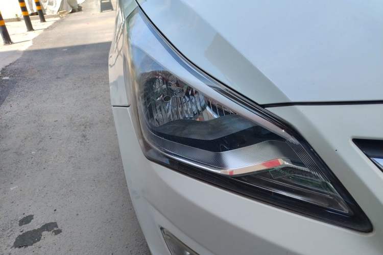 Used Hyundai Verna (older generation) 2016 1.4L Manual Smart GLS Trim Right Front Headlight