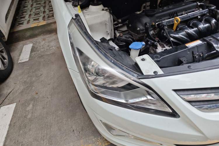 Used Hyundai Verna (older generation) 2016 1.4L Automatic Smart GLS Right Front Headlight