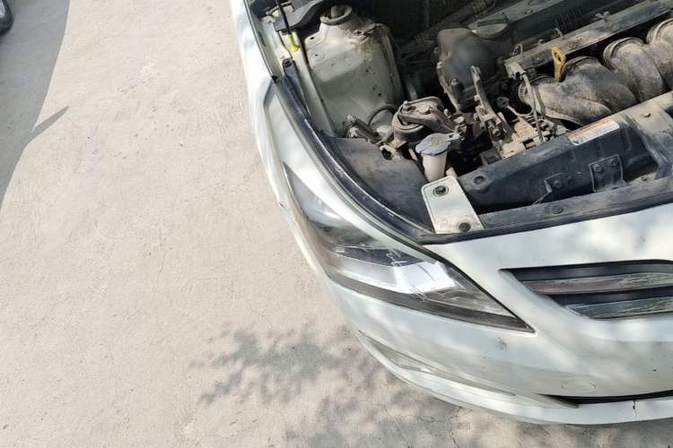 Used Hyundai Verna (older generation) 2016 1.4L Manual Smart GLS Trim Right Front Headlight