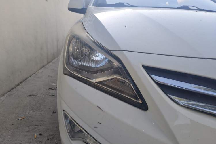 Used Hyundai Verna (older generation) 2016 1.4L Manual Smart GLS Trim Right Front Headlight