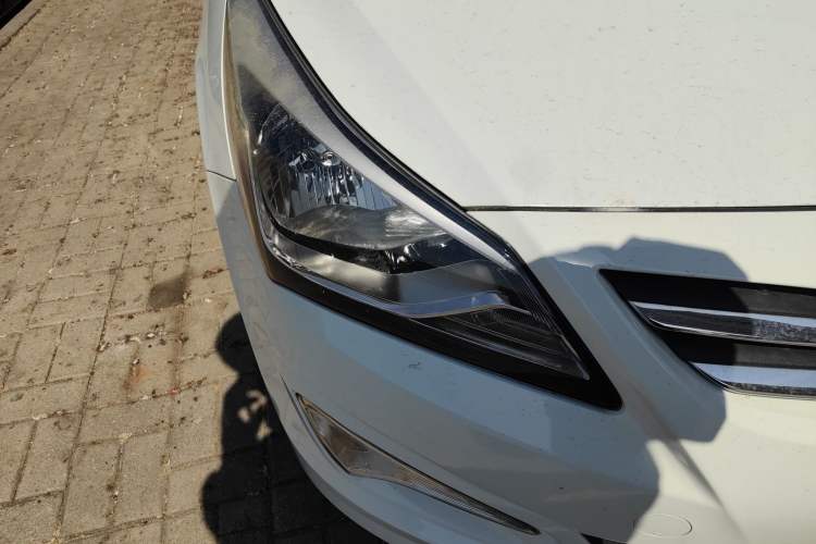 Used Hyundai Verna (older generation) 2016 1.4L Manual Smart GLS Trim Right Front Headlight