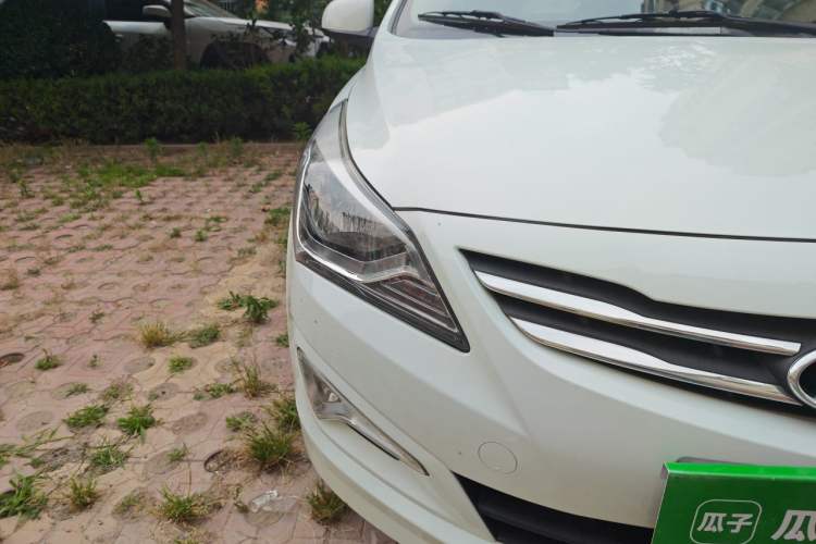 Used Hyundai Verna (older generation) 2016 1.4L Manual Smart GLS Trim Right Front Headlight