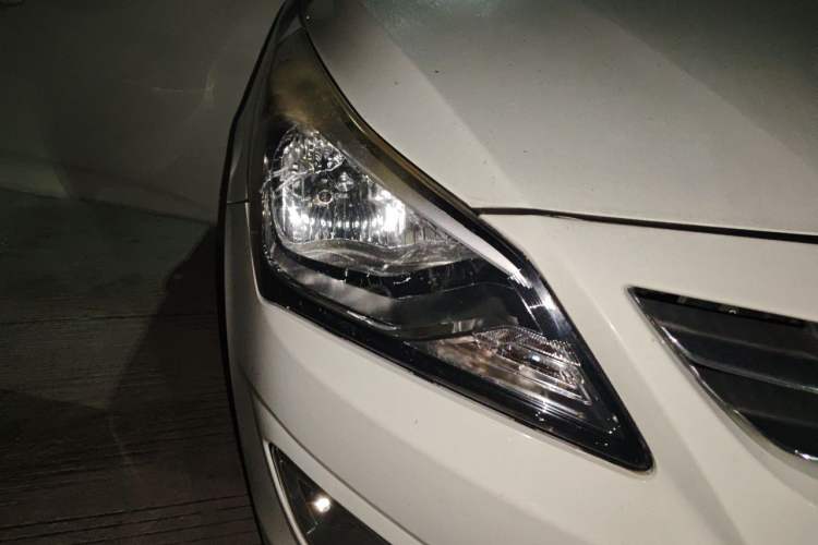 Used Hyundai Verna (older generation) 2016 1.4L Automatic Smart GLS Right Front Headlight
