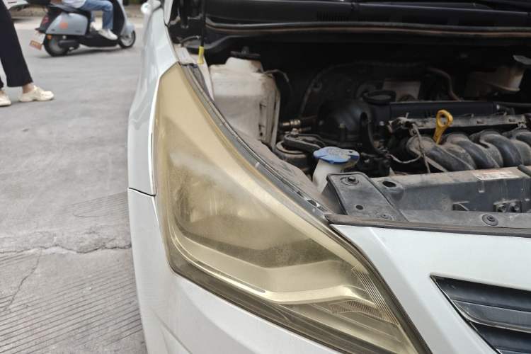 Used Hyundai Verna (older generation) 2016 1.4L Automatic Smart GLS Right Front Headlight
