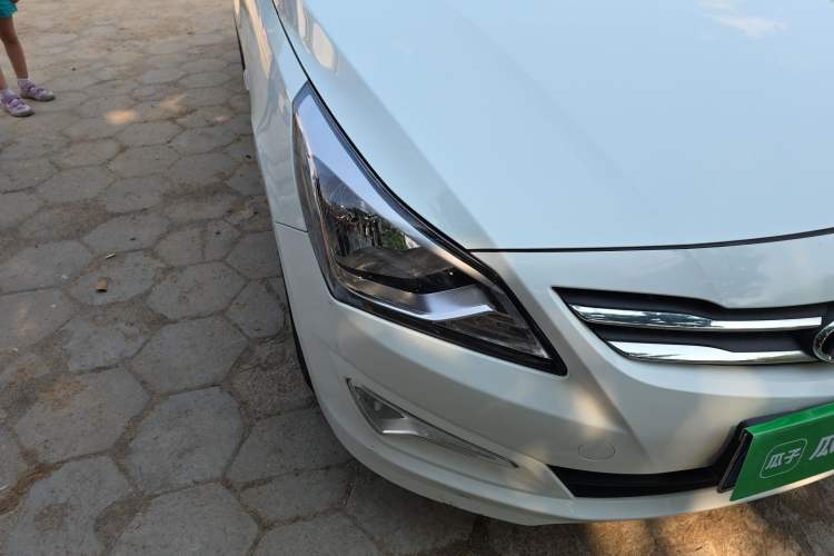 Used Hyundai Verna (older generation) 2016 1.4L Manual Smart GLS Trim Right Front Headlight