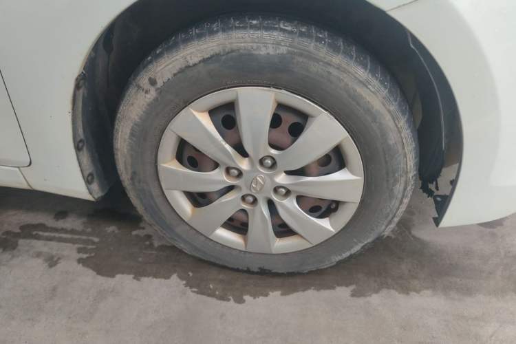 Used Hyundai Verna (older generation) 2016 1.4L Manual Smart GLS Trim Right Front Wheel Hub