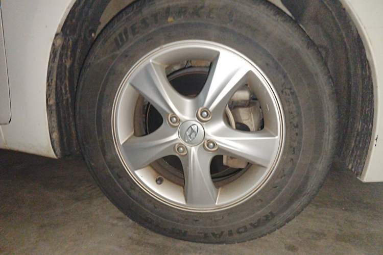Used Hyundai Verna (older generation) 2016 1.4L Manual Smart GLS Trim Right Front Wheel Hub