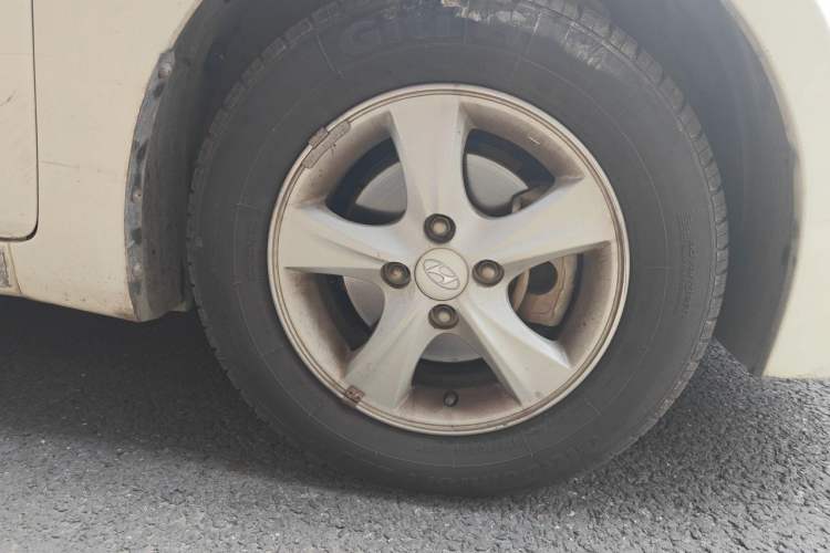 Used Hyundai Verna (older generation) 2016 1.4L Automatic Smart GLS Right Front Wheel Hub