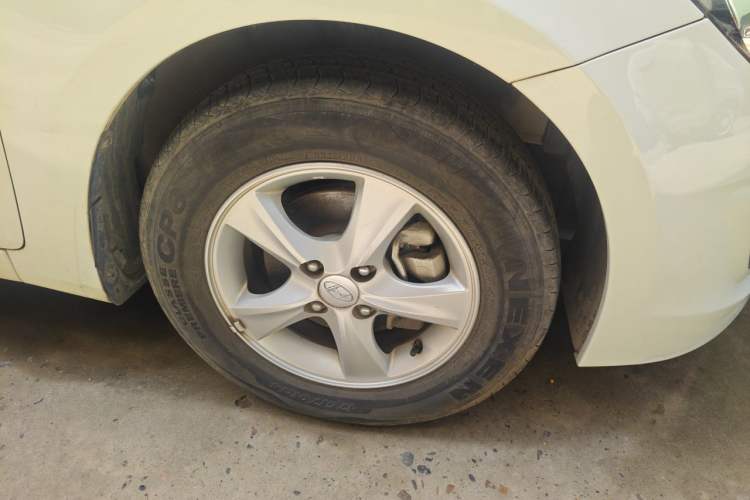 Used Hyundai Verna (older generation) 2016 1.4L Manual Smart GLS Trim Right Front Wheel Hub