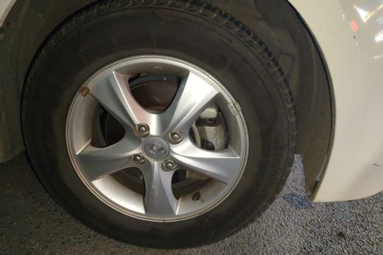 Used Hyundai Verna (older generation) 2016 1.4L Manual Smart GLS Trim Right Front Wheel Hub