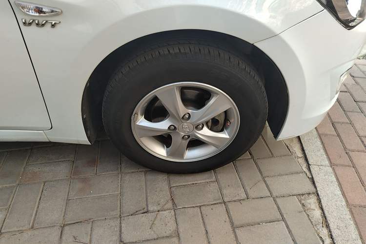 Used Hyundai Verna (older generation) 2016 1.4L Manual Smart GLS Trim Right Front Wheel Hub