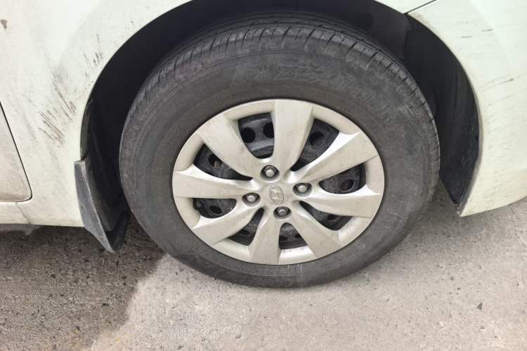Used Hyundai Verna (older generation) 2016 1.4L Manual Smart GLS Trim Right Front Wheel Hub