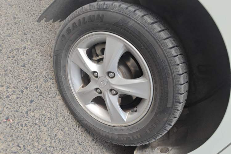 Used Hyundai Verna (older generation) 2016 1.4L Manual Smart GLS Trim Right Front Wheel Hub