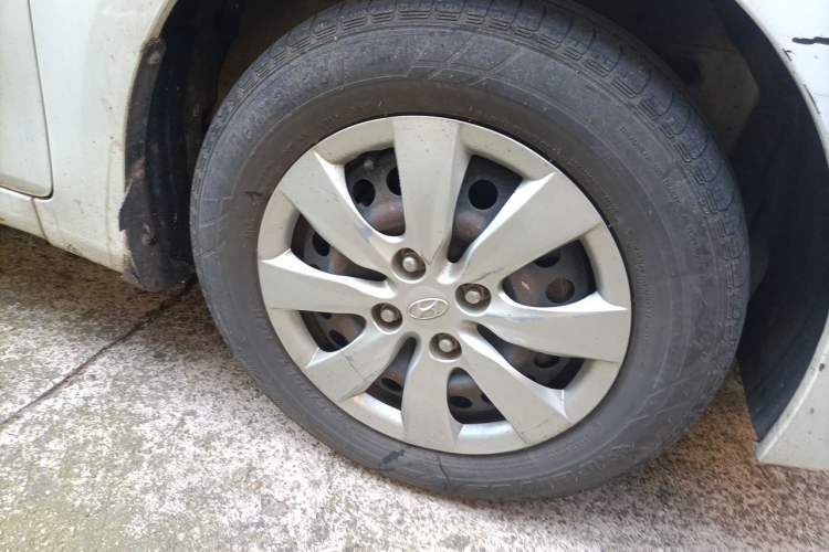 Used Hyundai Verna (older generation) 2016 1.4L Manual Smart GLS Trim Right Front Wheel Hub