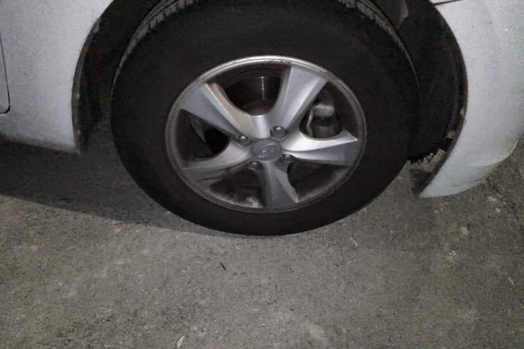 Used Hyundai Verna (older generation) 2016 1.4L Manual Smart GLS Trim Right Front Wheel Hub