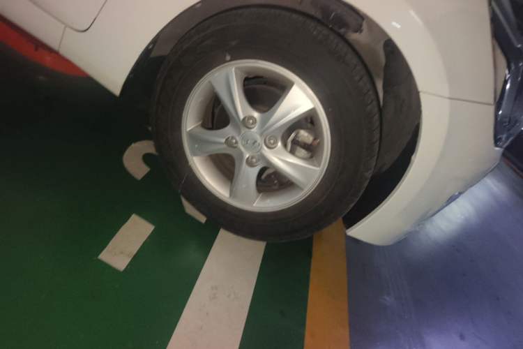 Used Hyundai Verna (older generation) 2016 1.4L Manual Smart GLS Trim Right Front Wheel Hub