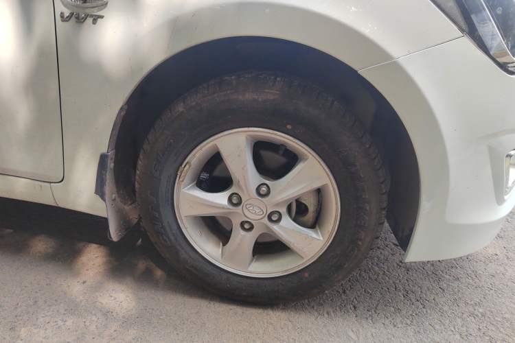 Used Hyundai Verna (older generation) 2016 1.4L Manual Smart GLS Trim Right Front Wheel Hub