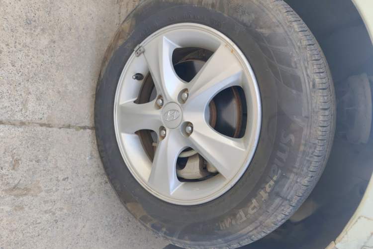 Used Hyundai Verna (older generation) 2016 1.4L Automatic Smart GLS Right Front Wheel Hub