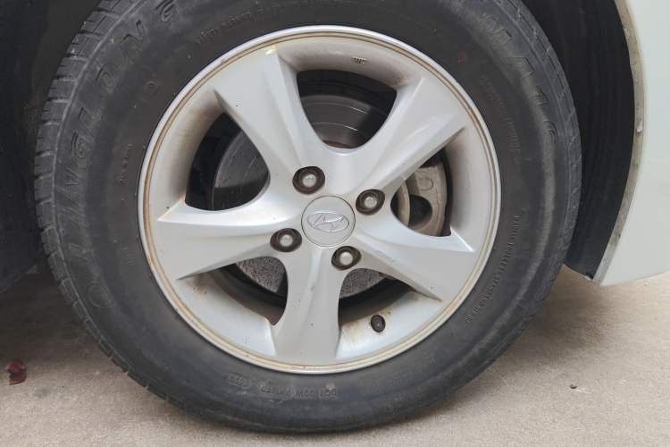 Used Hyundai Verna (older generation) 2016 1.4L Manual Smart GLS Trim Right Front Wheel Hub