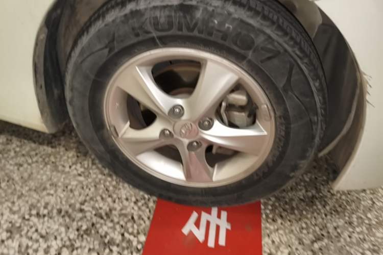 Used Hyundai Verna (older generation) 2016 1.4L Manual Smart GLS Trim Right Front Wheel Hub