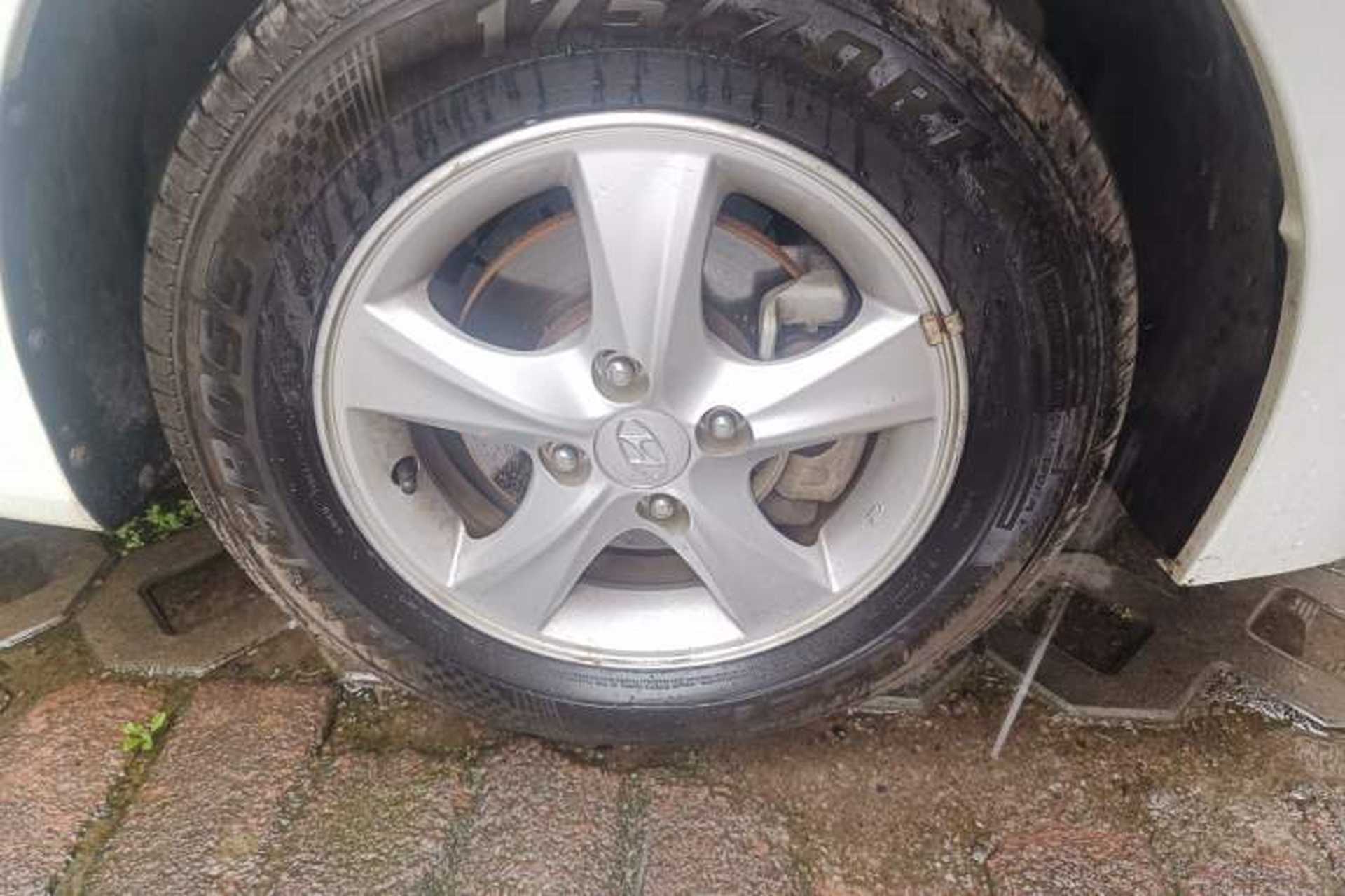 Used Hyundai Verna (older generation) 2016 1.4L Manual Smart GLS Trim Right Front Wheel Hub