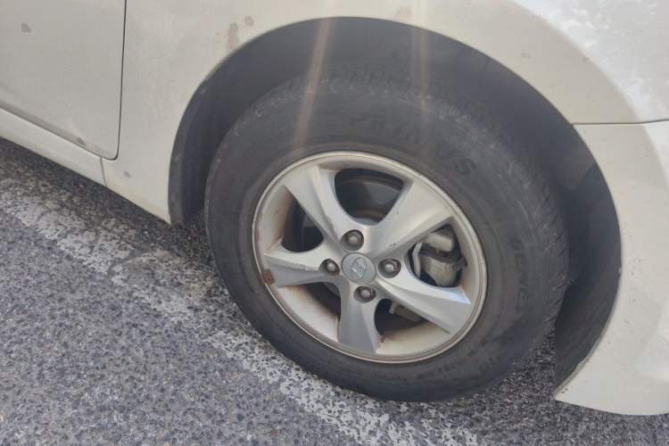 Used Hyundai Verna (older generation) 2016 1.4L Manual Smart GLS Trim Right Front Wheel Hub