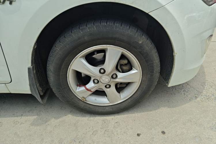 Used Hyundai Verna (older generation) 2016 1.4L Manual Smart GLS Trim Right Front Wheel Hub