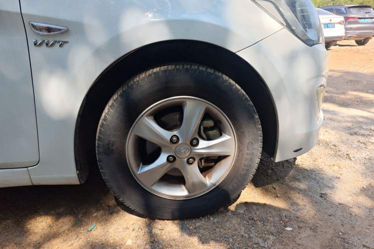 Used Hyundai Verna (older generation) 2016 1.4L Manual Smart GLS Trim Right Front Wheel Hub