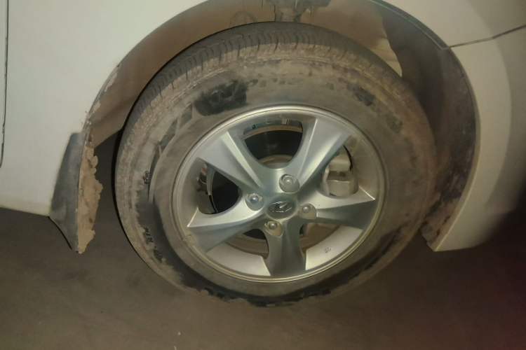 Used Hyundai Verna (older generation) 2016 1.4L Manual Smart GLS Trim Right Front Wheel Hub