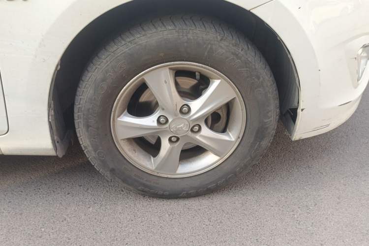 Used Hyundai Verna (older generation) 2016 1.4L Automatic Smart GLS Right Front Wheel Hub