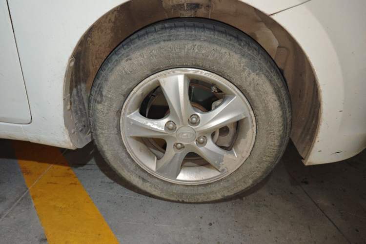 Used Hyundai Verna (older generation) 2016 1.4L Manual Smart GLS Trim Right Front Wheel Hub