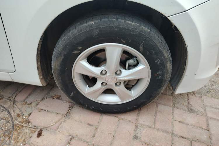 Used Hyundai Verna (older generation) 2016 1.4L Automatic Leading-Edge GLX Right Front Wheel Hub