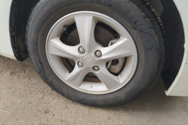 Used Hyundai Verna (older generation) 2016 1.4L Manual Smart GLS Trim Right Front Wheel Hub