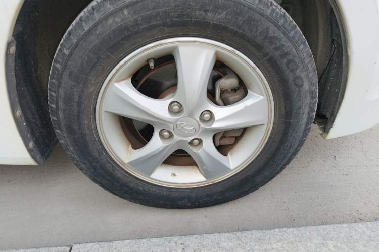 Used Hyundai Verna (older generation) 2016 1.4L Automatic Smart GLS Right Front Wheel Hub