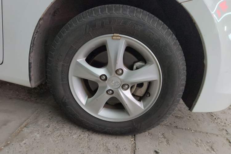 Used Hyundai Verna (older generation) 2016 1.4L Manual Smart GLS Trim Right Front Wheel Hub