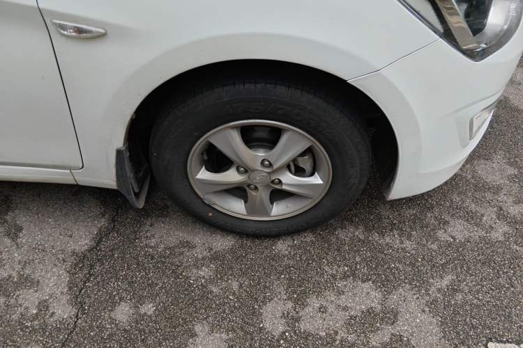 Used Hyundai Verna (older generation) 2016 1.4L Automatic Smart GLS Right Front Wheel Hub