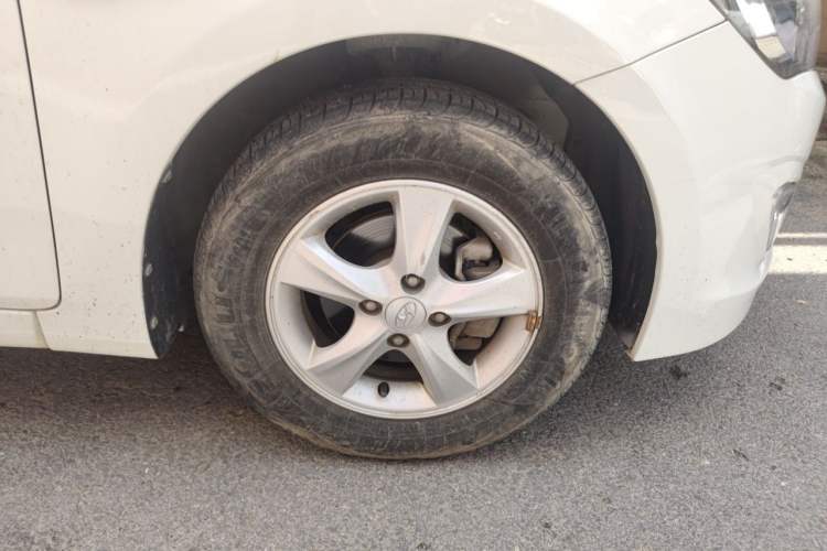 Used Hyundai Verna (older generation) 2016 1.4L Manual Smart GLS Trim Right Front Wheel Hub