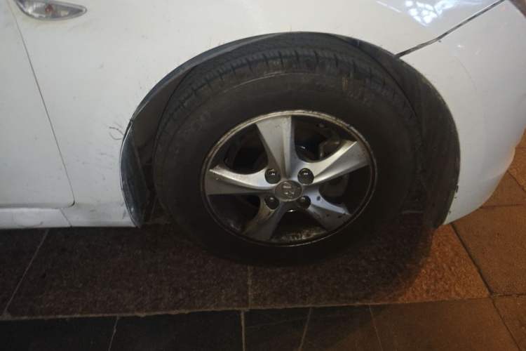 Used Hyundai Verna (older generation) 2016 1.4L Manual Smart GLS Trim Right Front Wheel Hub