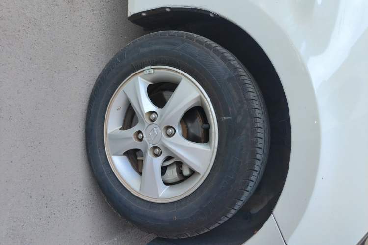 Used Hyundai Verna (older generation) 2016 1.4L Manual Smart GLS Trim Right Front Wheel Hub