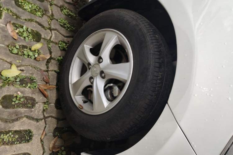 Used Hyundai Verna (older generation) 2016 1.4L Manual Smart GLS Trim Right Front Wheel Hub