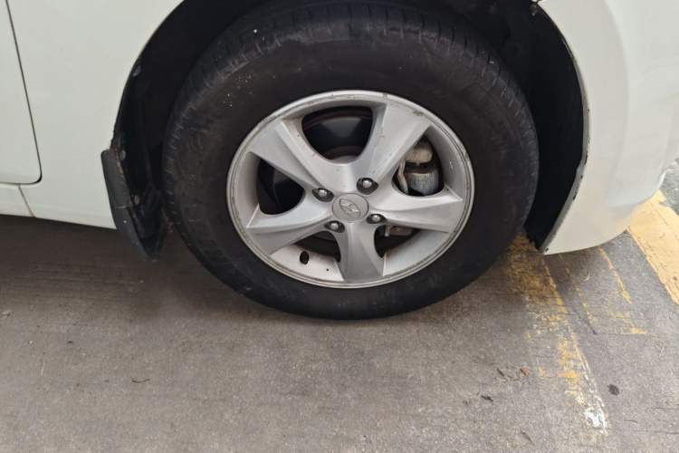 Used Hyundai Verna (older generation) 2016 1.4L Automatic Smart GLS Right Front Wheel Hub