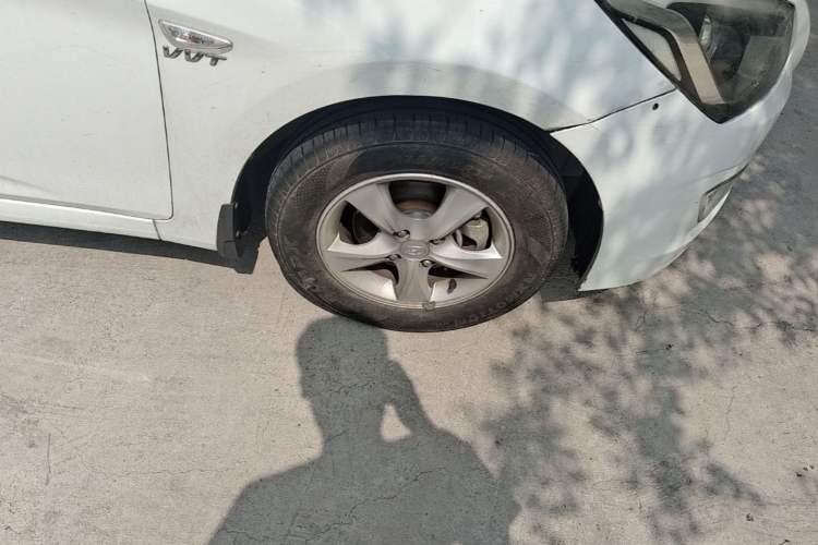 Used Hyundai Verna (older generation) 2016 1.4L Manual Smart GLS Trim Right Front Wheel Hub