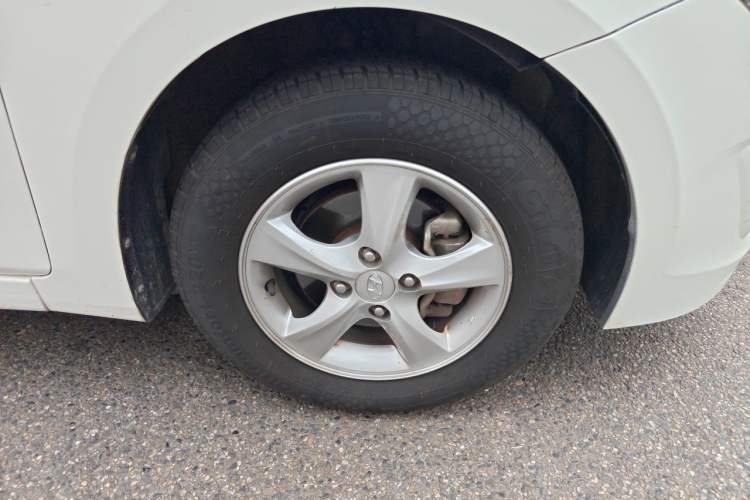 Used Hyundai Verna (older generation) 2016 1.4L Manual Smart GLS Trim Right Front Wheel Hub