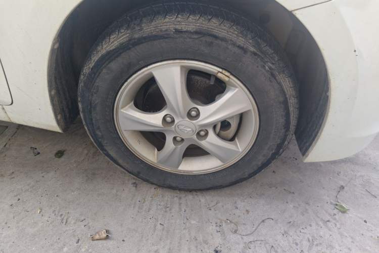 Used Hyundai Verna (older generation) 2016 1.4L Manual Smart GLS Trim Right Front Wheel Hub