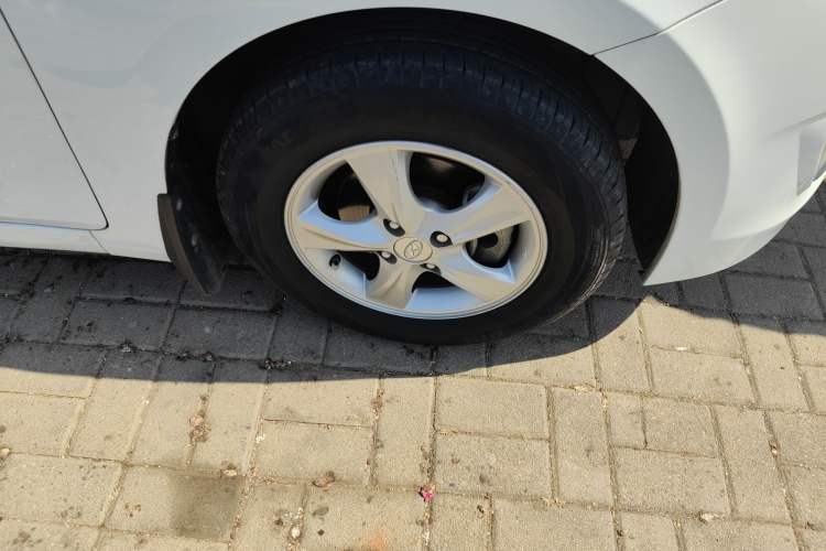Used Hyundai Verna (older generation) 2016 1.4L Manual Smart GLS Trim Right Front Wheel Hub
